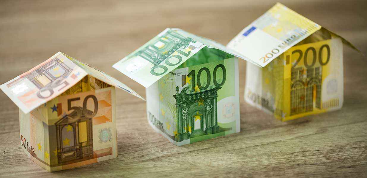 Foto: Stimmungsbild: Häuschen aus Geld