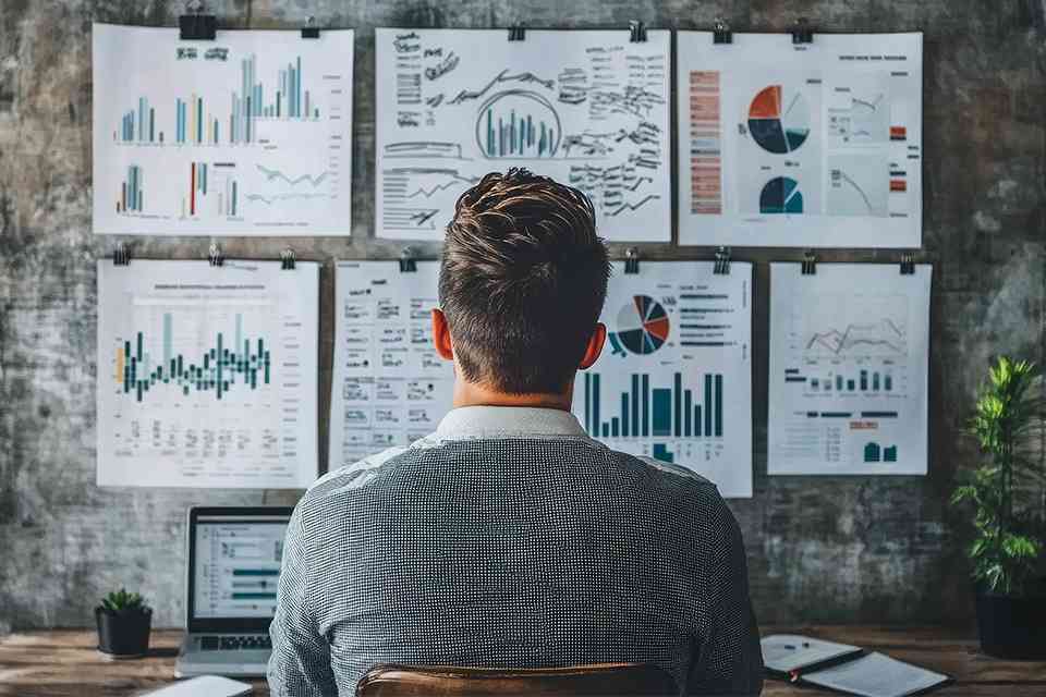 Mann prüft Finanzdaten - © ImageKing - stock.adobe.com