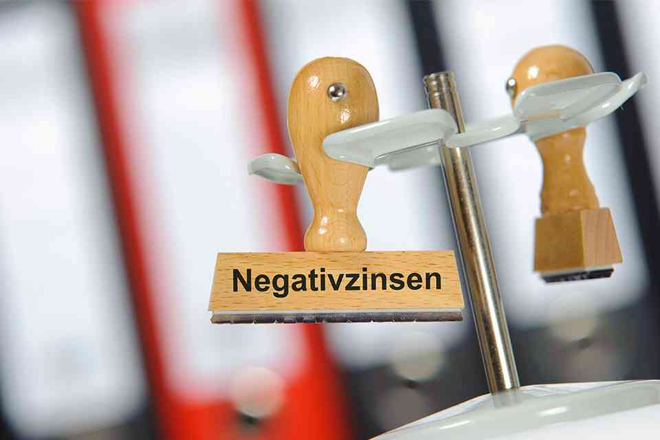 Stempel mit Aufschrift Negativzinsen - © Wolfilser - stock.adobe.com