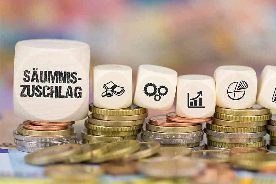 Würfel mit Aufschrift Säumniszuschlag - © magele-picture - stock.adobe.com