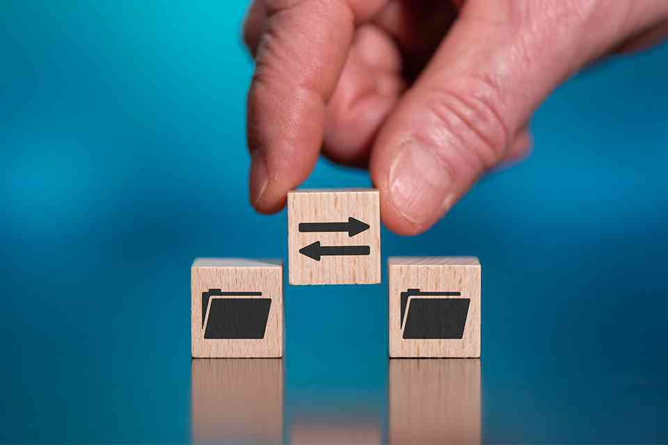 Hand mit Holzwürfel - © thodonal - stock.adobe.com