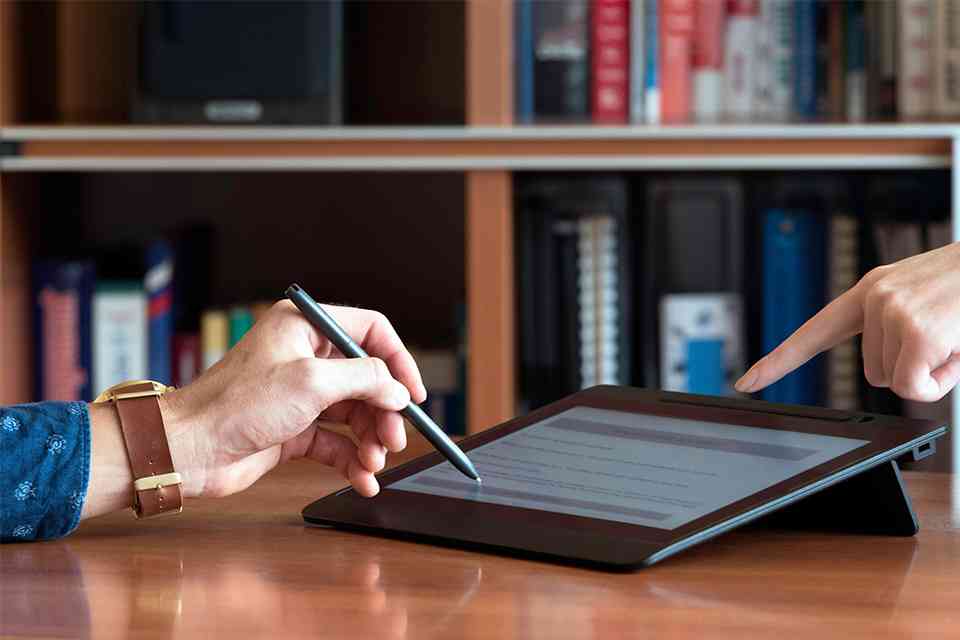 Personen bedienen Tablet - © katja - stock.adobe.com