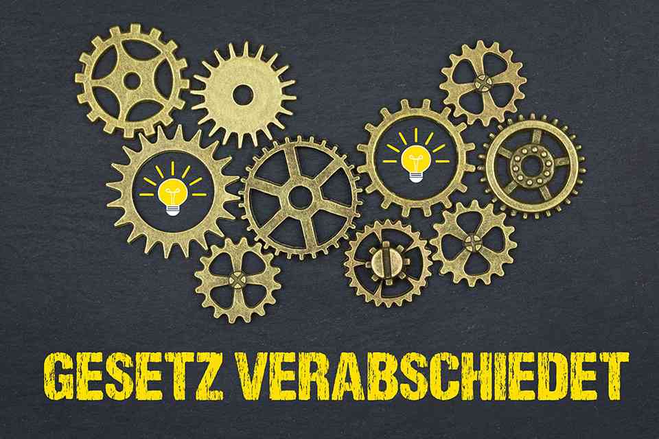 Zahnräder über Schriftzug GESETZ VERABSCHIEDET - © magele-picture - stock.adobe.com