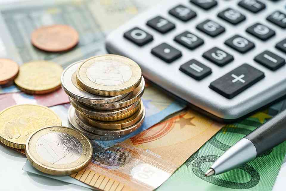 Münzen und Taschenrechner - © jd-photodesign - stock.adobe.com