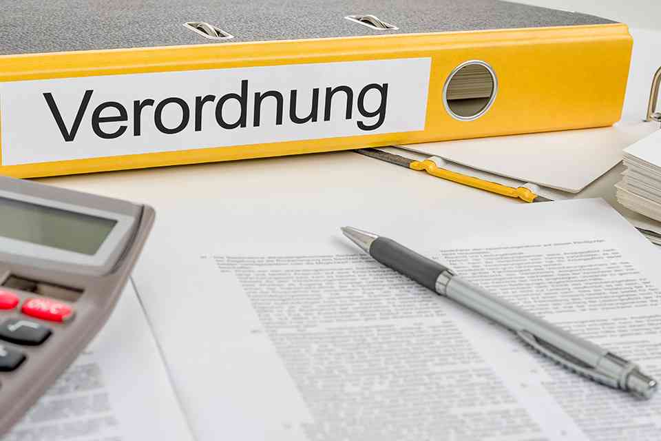 Mappe mit Schriftzug Verordnung - © Zerbor - stock.adobe.com
