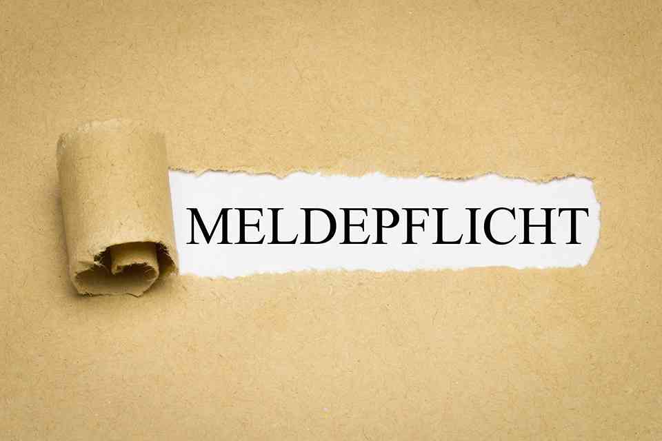 Aufgerissenes Papier mit Aufschrift Meldepflicht - © magele-picture - stock.adobe.com