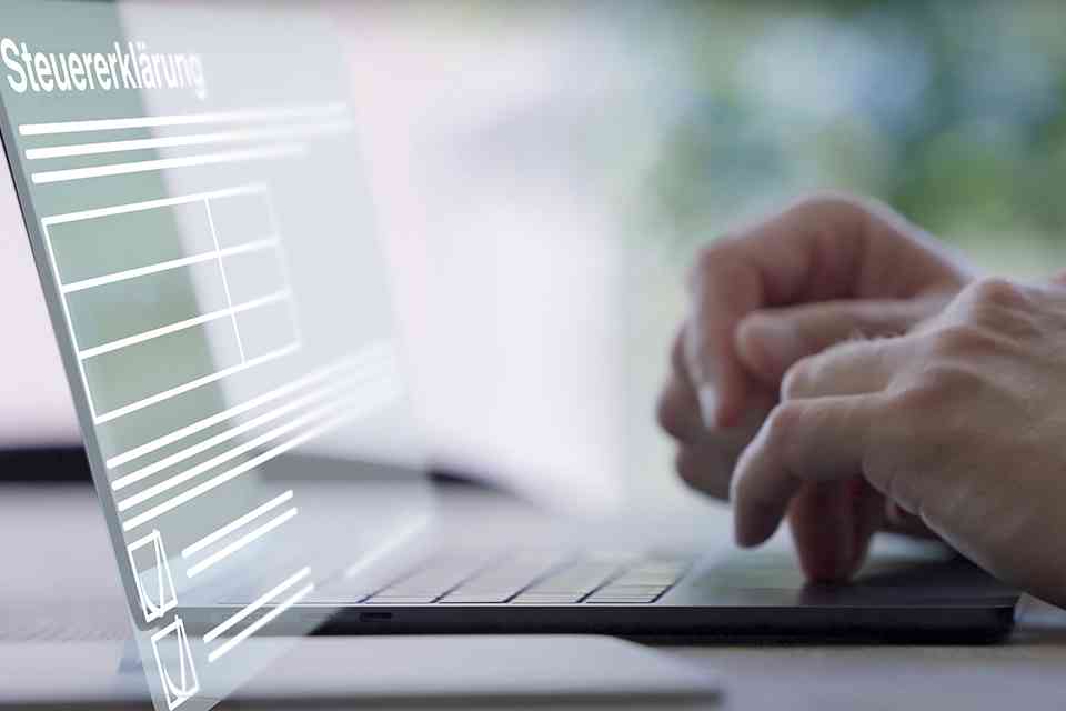 Hände auf Laptoptastatur - © keBu.Medien - stock.adobe.com