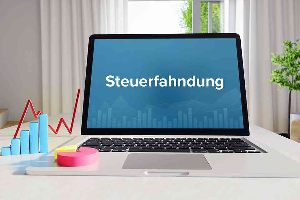 Aufgeklappter Laptop mit Schriftzug Steuerfahndung - © MQ-Illustrations - stock.adobe.com
